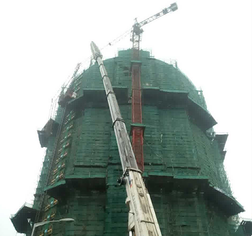 容县吊车在工地上作业
